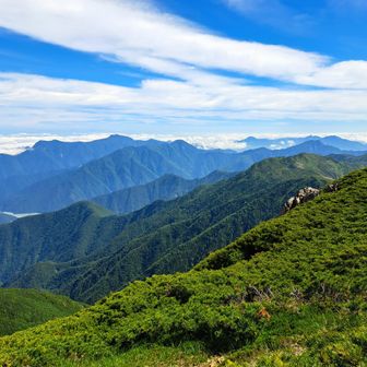 上河内岳山頂より
深南部オールスターズ

大無間山、朝日岳、前黒法師岳、不動岳、丸盆岳、黒法師岳などなど

大無間山は行きたい山なのですが、井川からだと崩落してる小無間山を経由しないといけないので思案しています。
やっぱり寸又峡から朝日岳経由かなぁ🤔