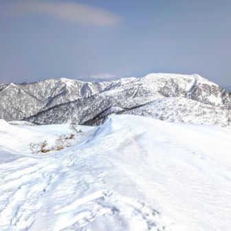 🏔️高松岳(中央右)と遥かに🏔️栗駒山(中央奥)✨️　