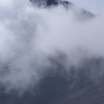 雲が一瞬切れて山頂が少しだけ見えた