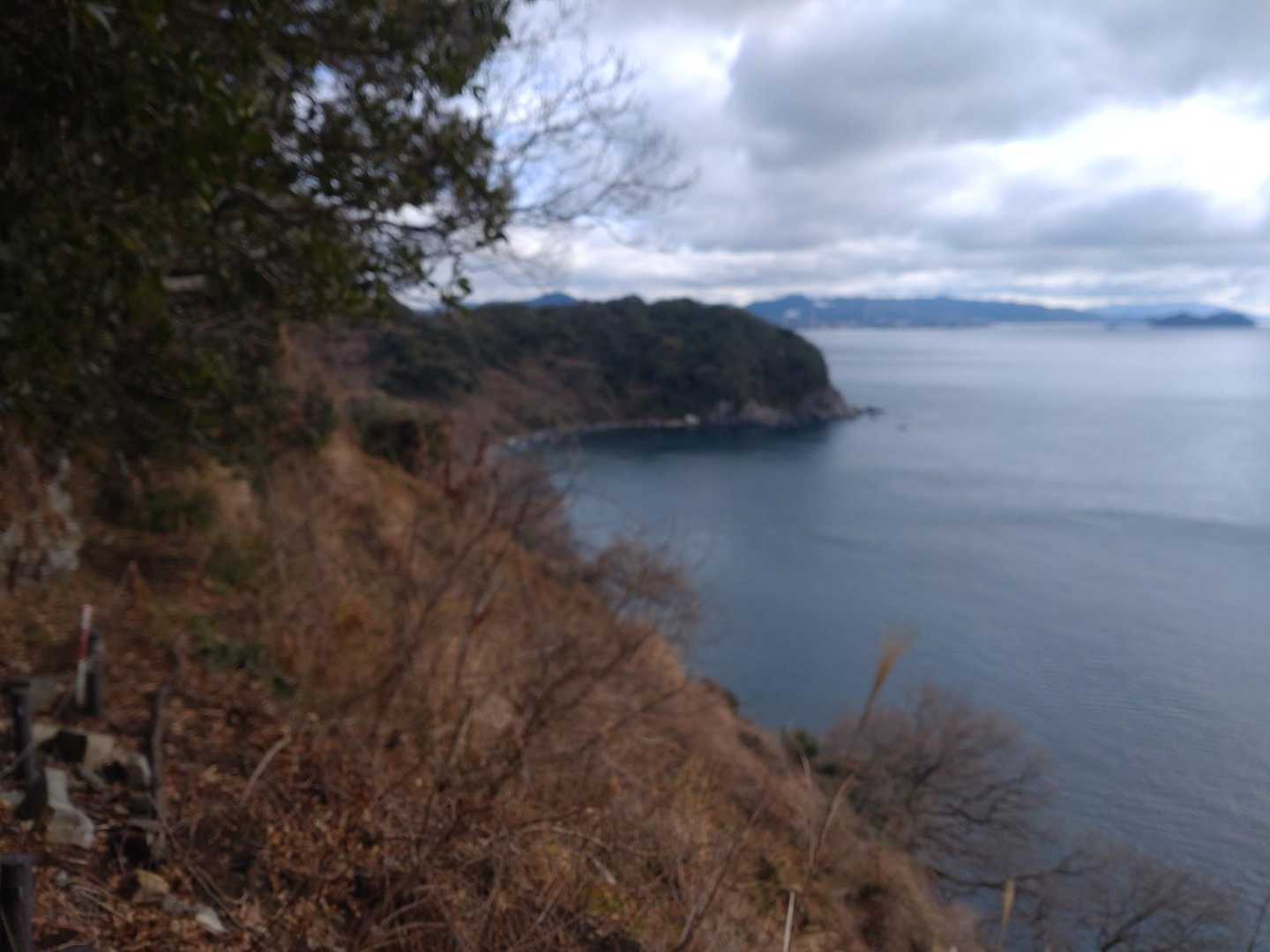 瀬川遊歩道の海岸線を走っていきます。この後足がつりますげど…。