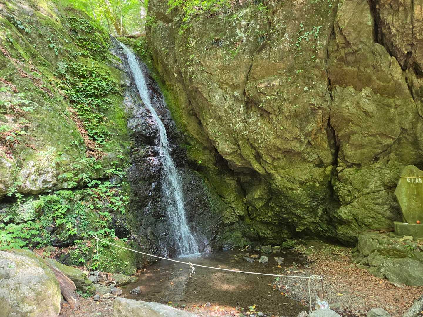 綾広の滝。滝つぼの手前にロープが張られています。