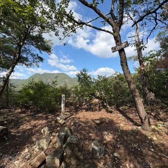 志段見山山頂。四等三角点（北野神社）。