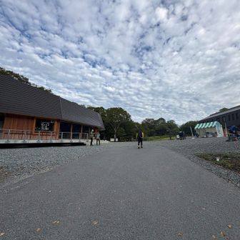 マイクロバスに揺られることおおよそ20分🚌
バス停を降り車道を2〜3分上がっていくと、はとまちベースに到着しました。

まだ白い雲がメインですが、すき間から青空がちらほら🩵
絶景が期待できるかな！？