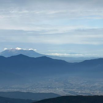 御嶽山と奥に白山？