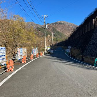 この先はダンプがと通るゲート