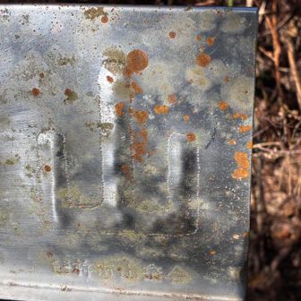 こちらにも牛の峠と同様、臼杵市山岳会の山頂標識がありますね🤔