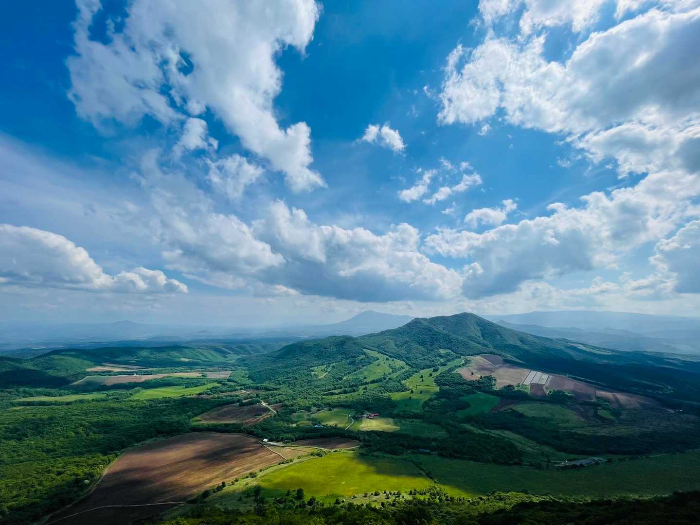 手前　田代平高原、中央　七時雨山、奥に岩手山、八幡平✨
サイコー👏