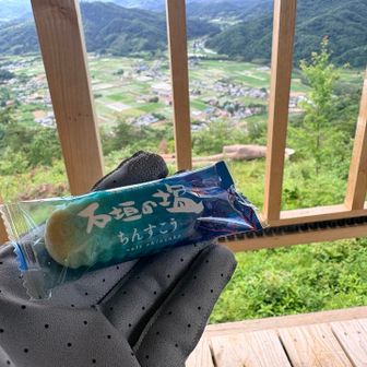 ウグイスがすぐ近くの枝で囀る中、休憩
風が最高すぎる