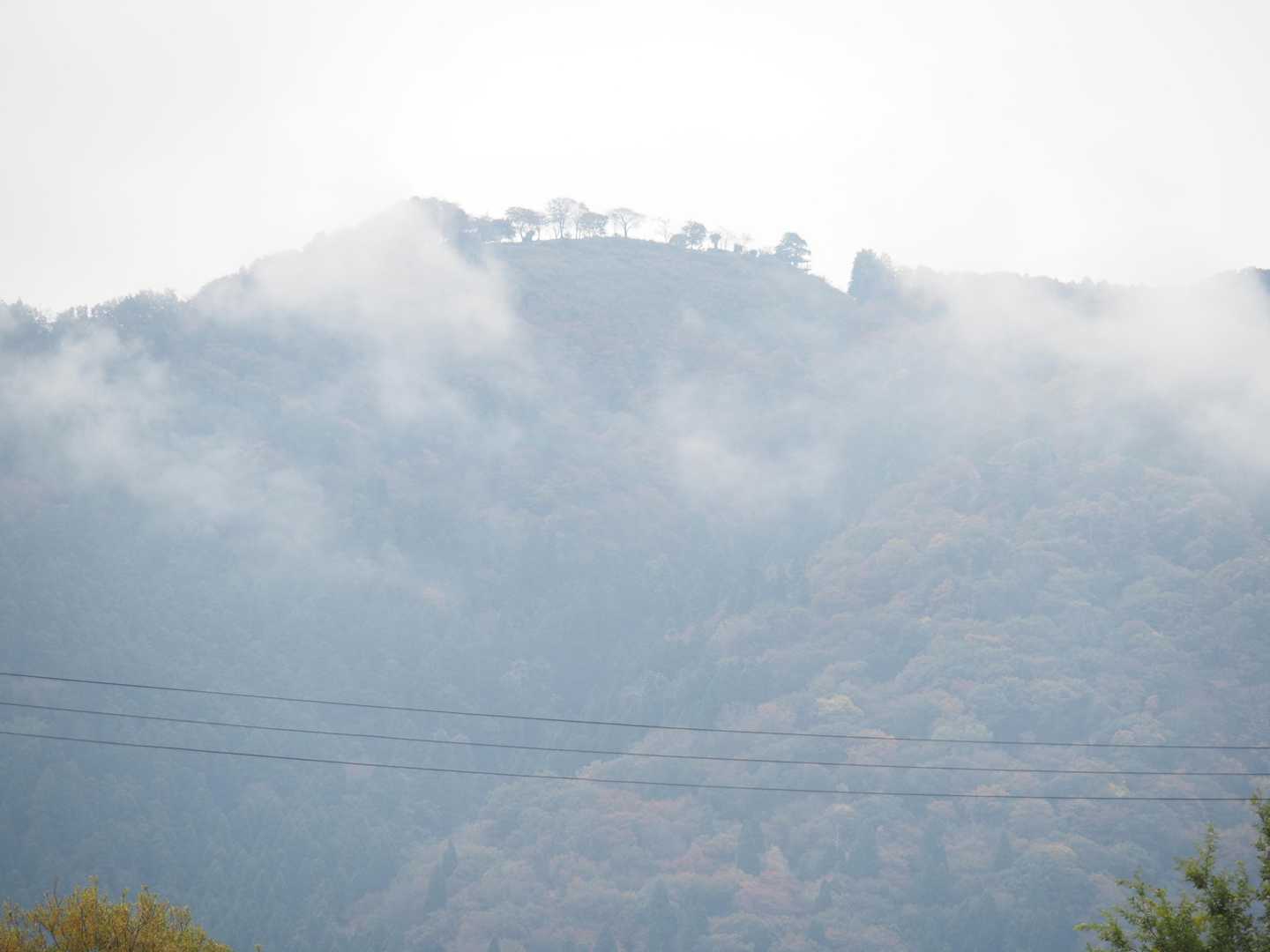 賤ヶ岳の山頂にズーム