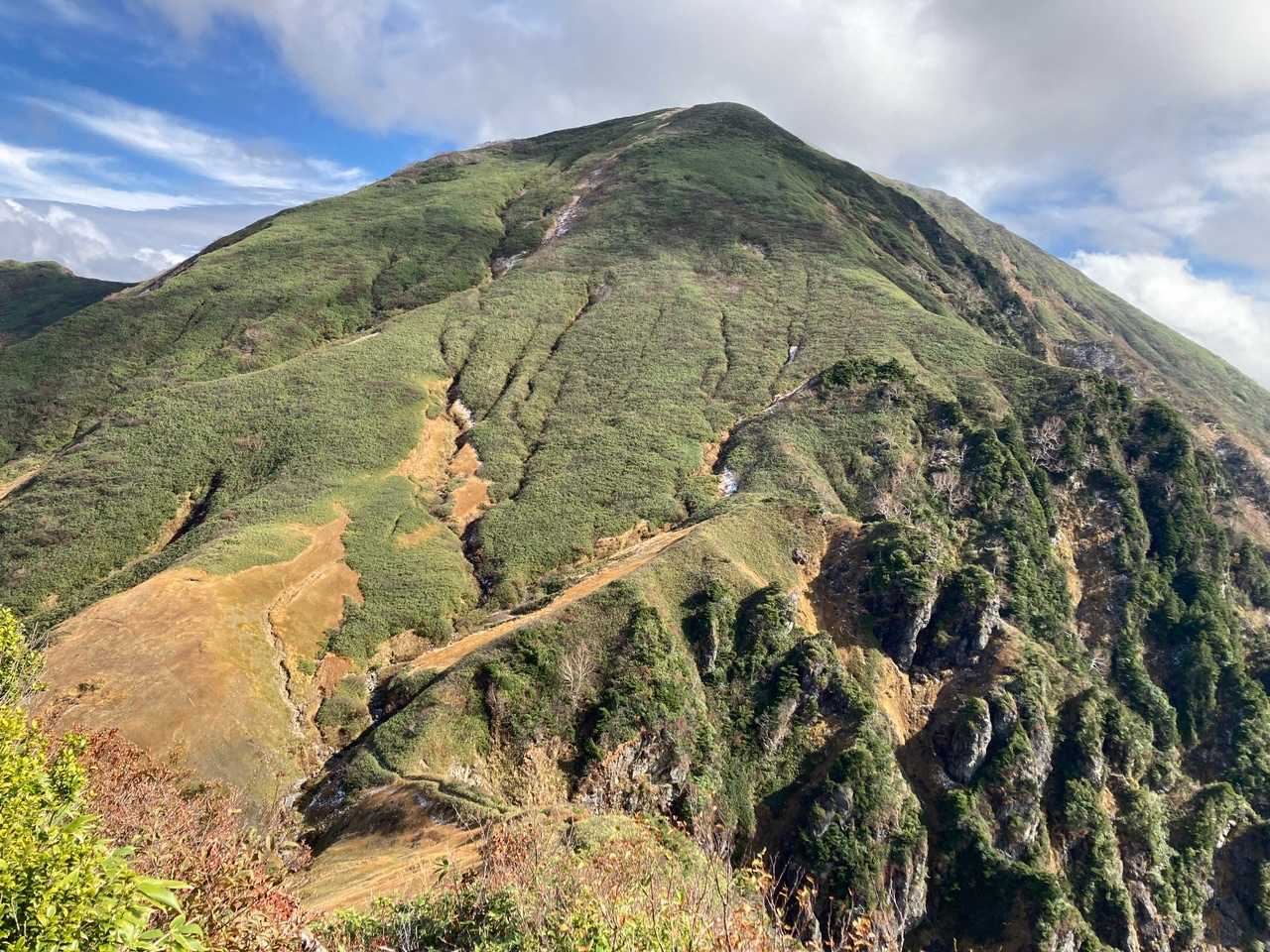 御月山から後ろを振り返ると中ノ岳が綺麗に見えました。
