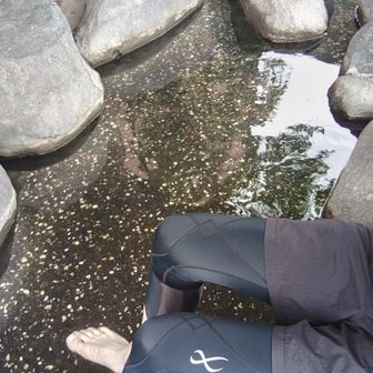 さすが温泉街、点在する足湯で疲れた足を癒そうか⋯