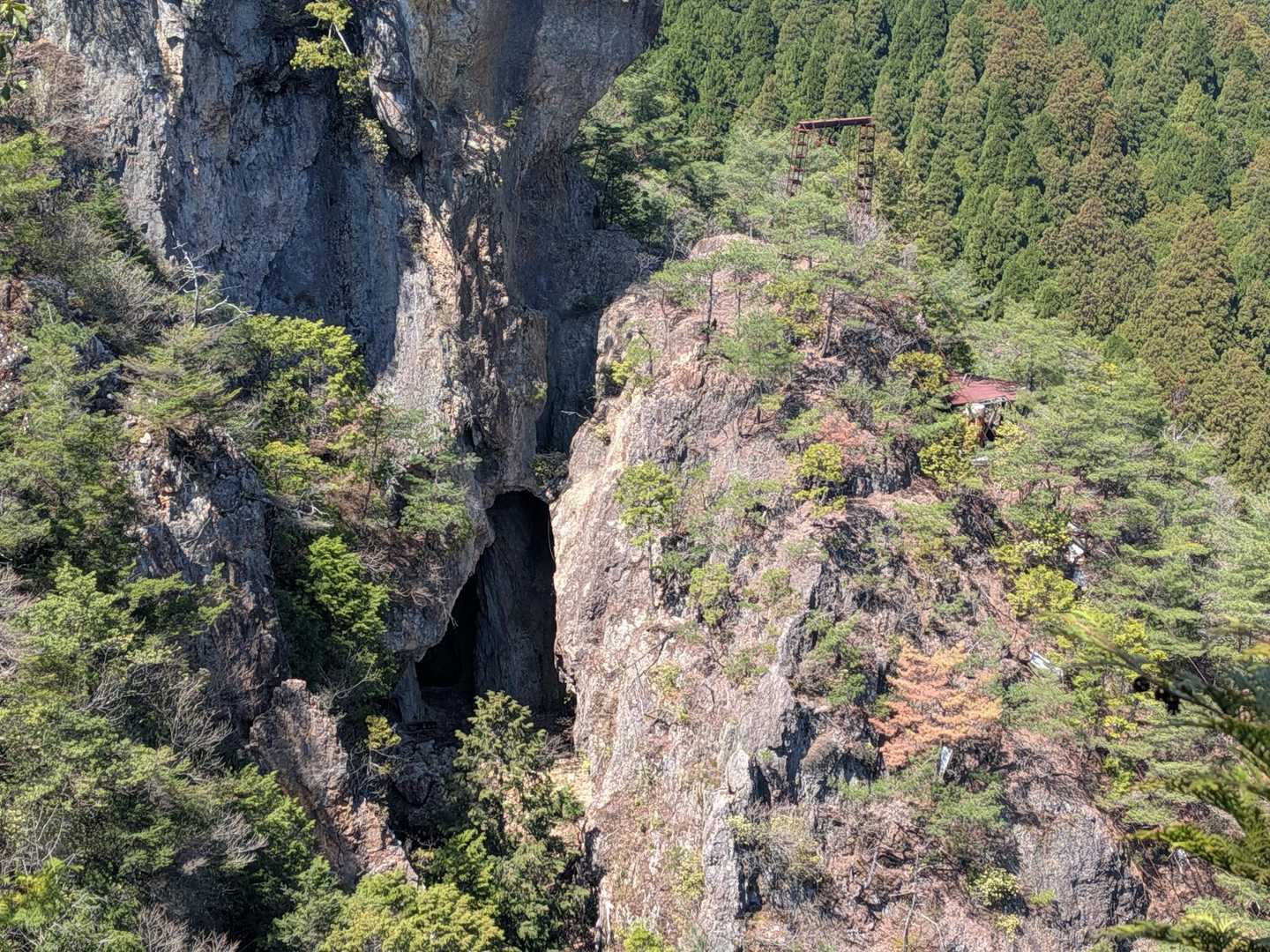 穴が鉱山跡？