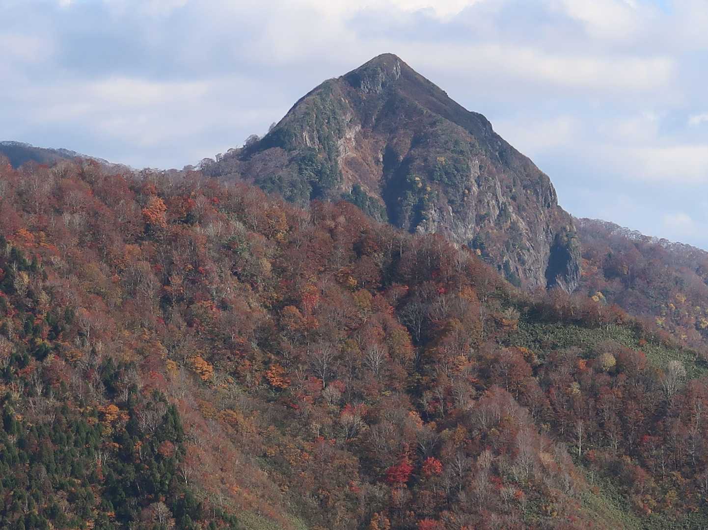 同じ頃の冠山拡大画像。なんと雄麗な山容であることか。賤ヶ岳からの姿に近い。