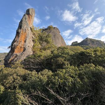 振り返ると中不動の岩峰群
