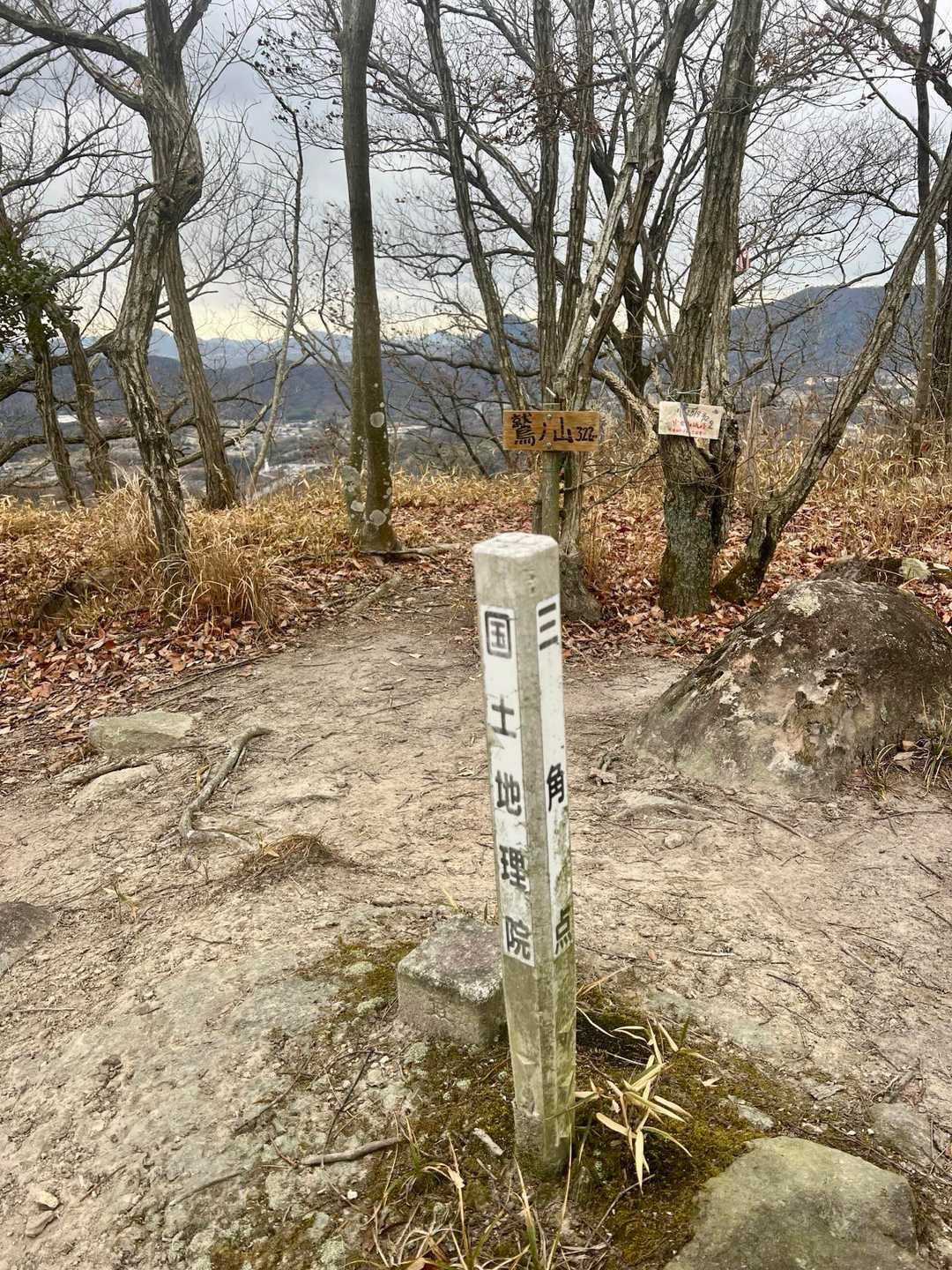 鷲ノ山山頂322m
山頂標識の後ろに見えるのが飯野山(讃岐富士)