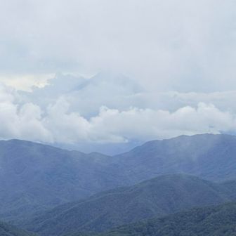 登頂1分後に富士山曇隠れ…もうすぐ雨だ
雨具装着＆ランチ休憩🍙