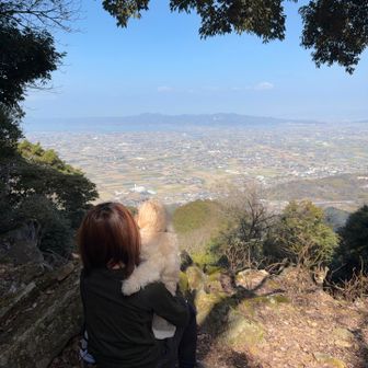 私もお腹が空いて下界が恋しい。平野を一望。
