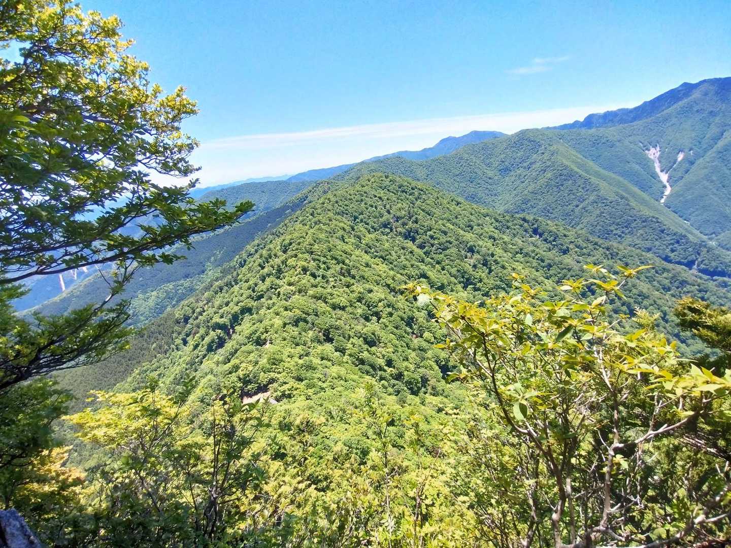 歩いてきた稜線が弥山まで続く
