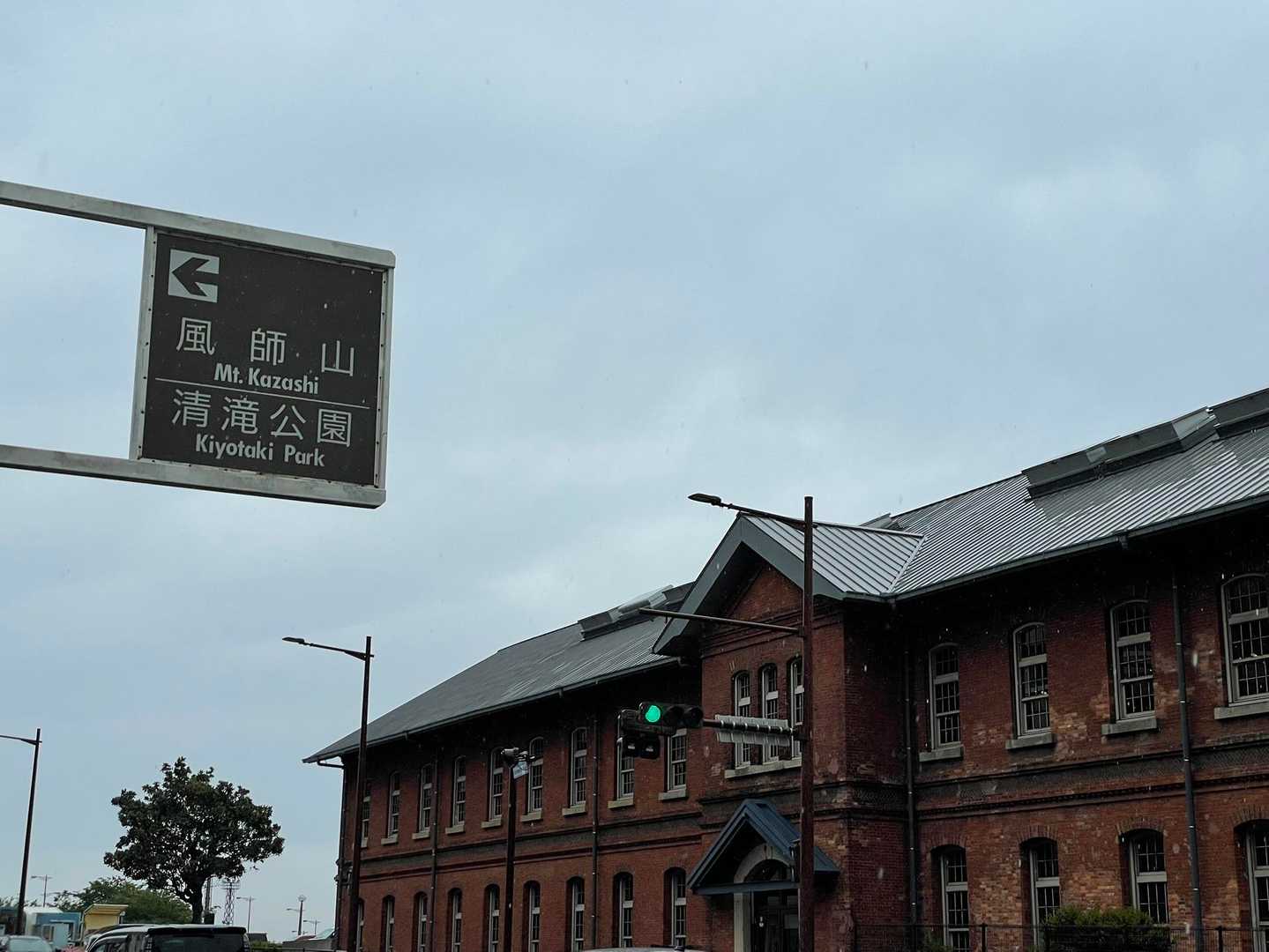 レンガ造りの九州鉄道記念博物館の前を左折🫱