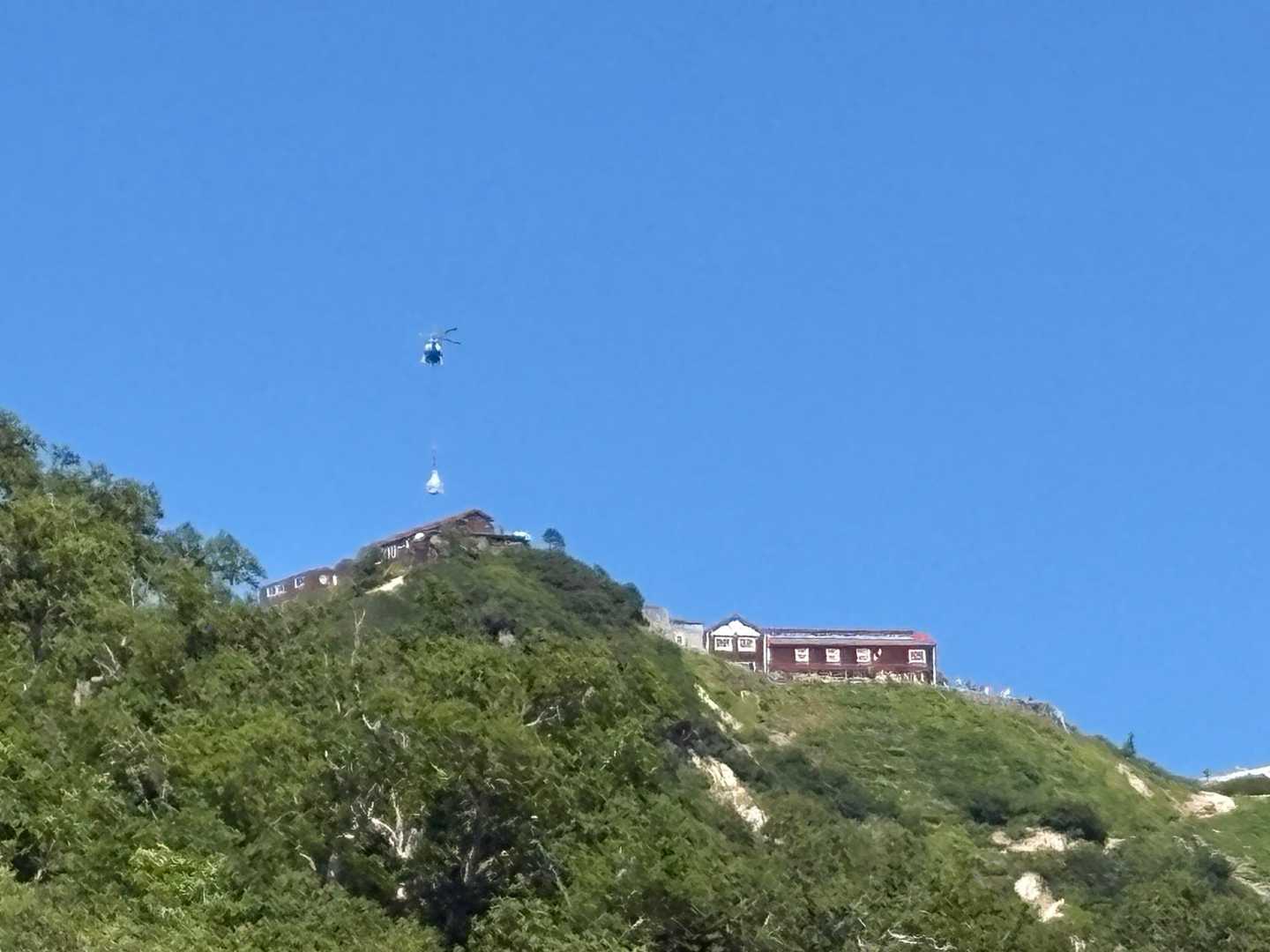 燕山荘が見えてくると荷上げのヘリが何度も往き来していました🚁
「私たちのお夕飯かな〜」とのんきな会話をしながら小屋を目指します。