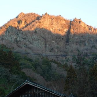 モルゲンロートに照らされている男体山。ギザギザの形