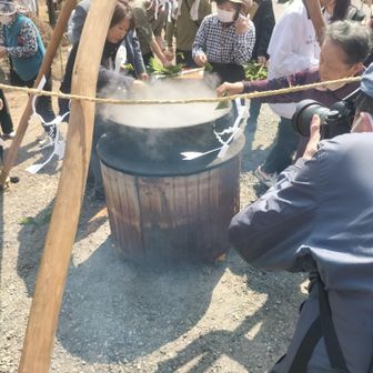 この御釜の湯を笹で掬っていただきます
