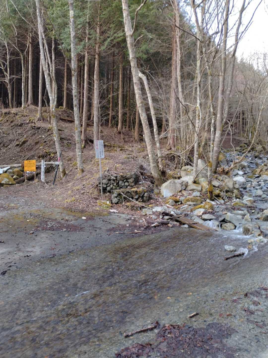 そのまま川を渡渉して対岸へ。