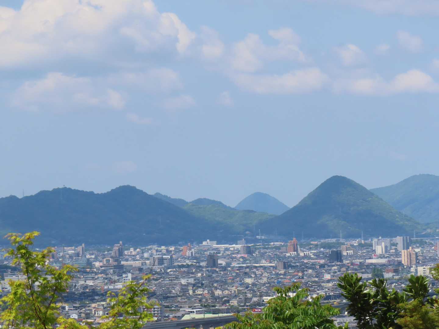 ズーム　堂山、六ツ目山、奥には飯野山
