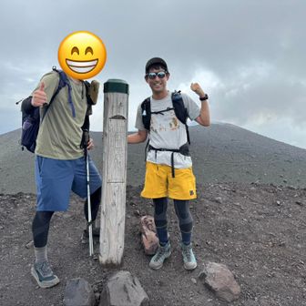 前掛山山頂で、浅間山をバックに📸

今日は2人ともソックスがダーンタフなので、タフネスブラザーズと呼んでください💪

そういえばダーンタフって生涯保証で交換してくれるんだよなと思い、試しに条件確認したらレシート等の証明できるものが必要だそうです

、、、残ってない