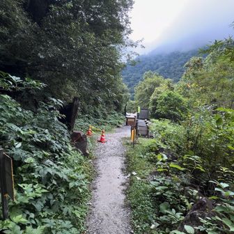 種池山荘から２時間40分。種池山荘の登山口に無事到着。さすがに連休前日のためか多くのハイカーとすれ違い。あいさつしたりおしゃべりしたりで楽しく下ってきた。