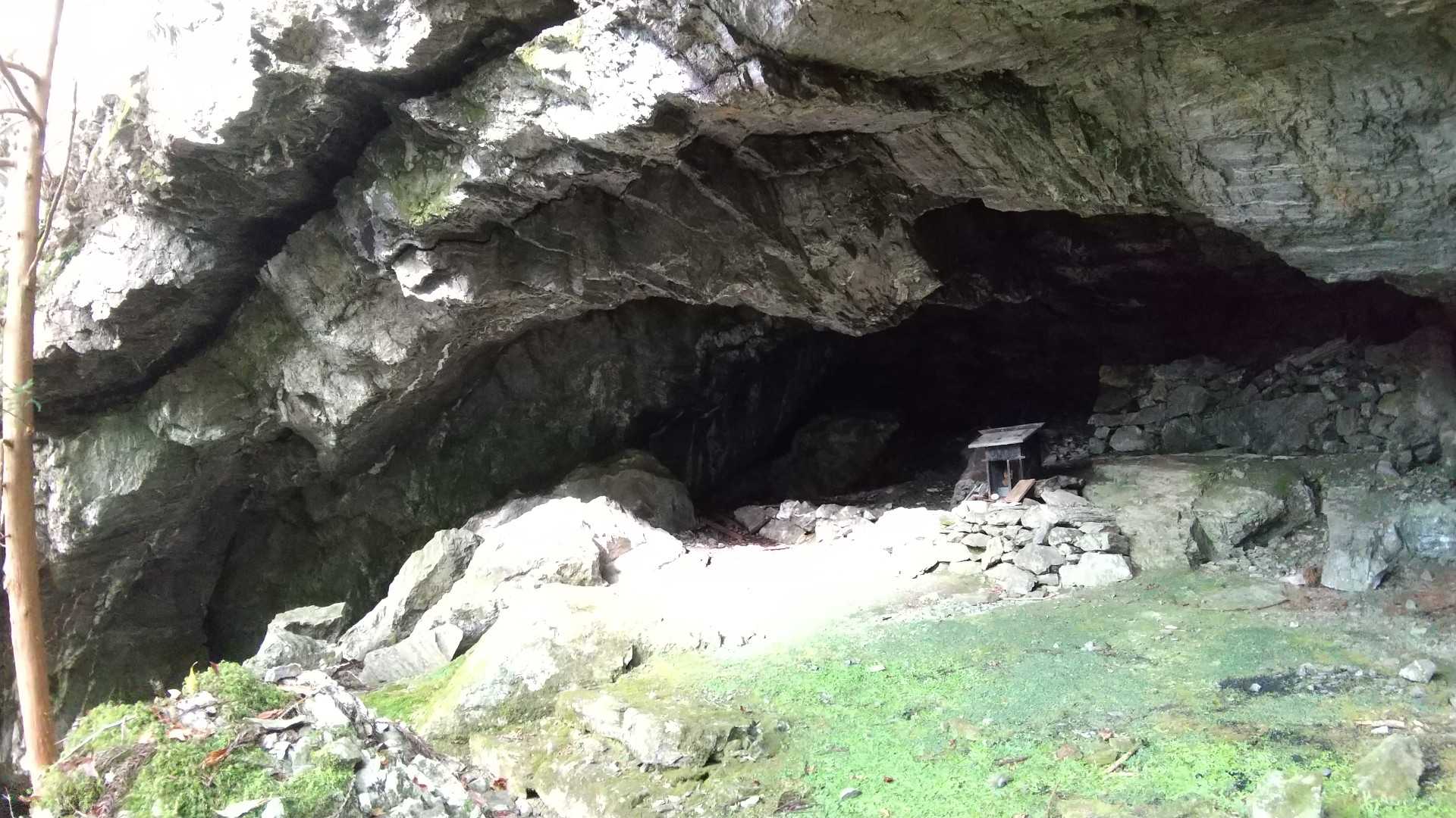 大きな岩盤の中に祠
あと一時間くらいで山頂かな？