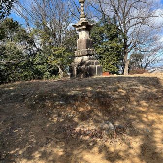 　「大阪夏の陣　両軍戦死者供養塔」に到着です。

　ベンチもあり温かそうで此処で昼食タイムとします。