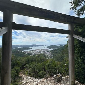 山頂の鳥居越しに見える景色
