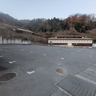 大門碑林公園の駐車場。トイレが開くのは日中のみ。
ここから登る人、ほとんどいないんですかね？
タダなのに。
