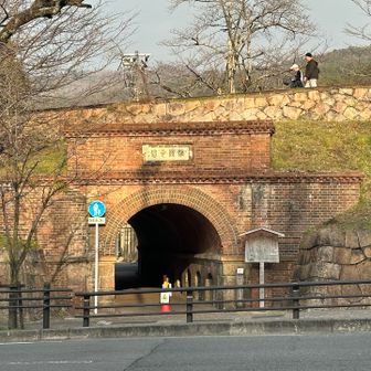 蹴上のねじりまんぼ
そういえば「蹴上（けあげ）」という地名も、処刑された罪人の首がゴロゴロと転がっていて、蹴り上げるほど無数にあったことからその名がついた、という話は有名。