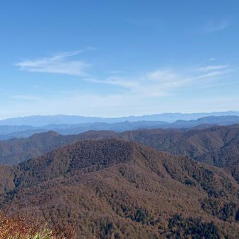 山頂に後から登って来られた方が福島方面の遠く見える山々について教えてくれた。安達太良山や吾妻連峰、一才経山とか。飯豊連峰も見える。