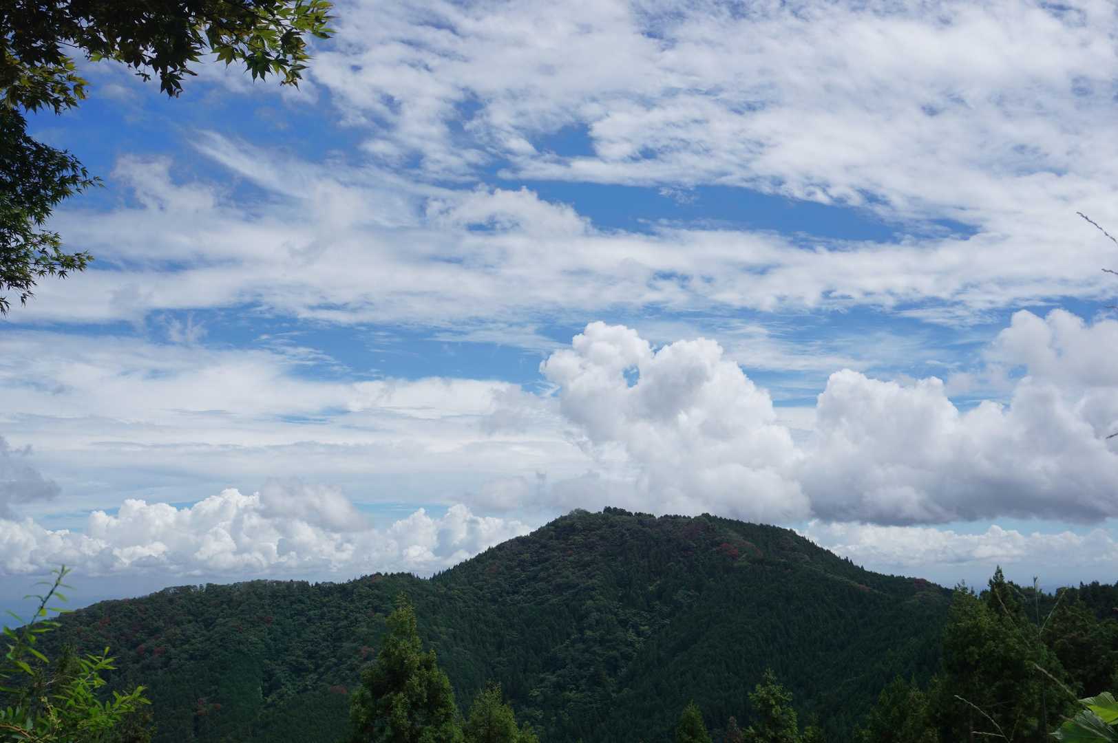 日の出山の向こうのつるつる温泉へ向かいます。