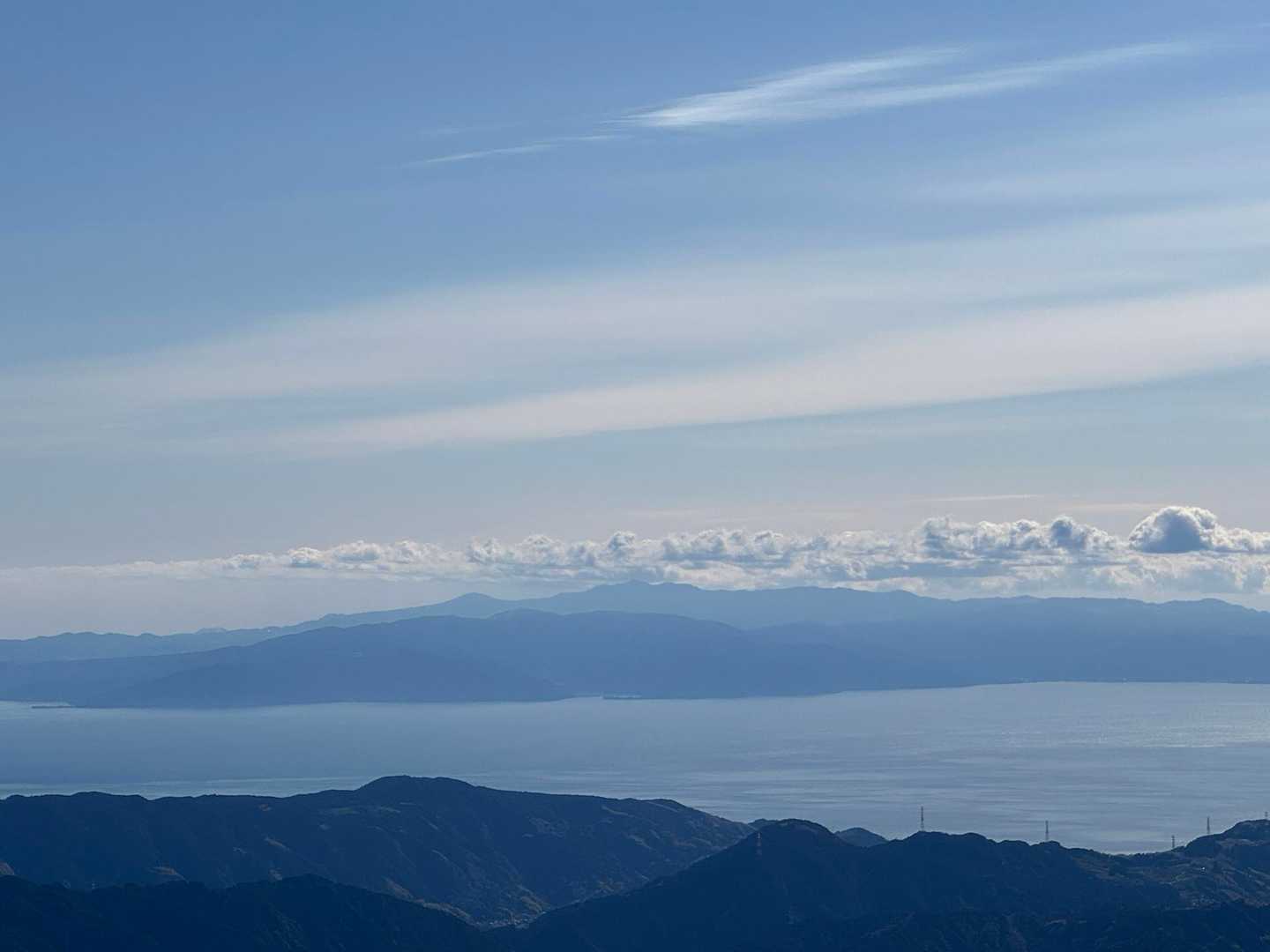 相模湾越しの達磨山、天城山