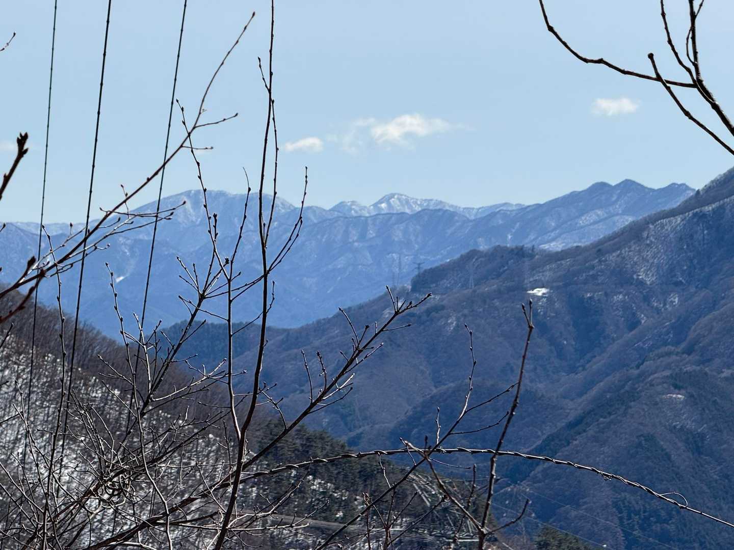 奥に丹沢方面、左のどっしりしたのが大室山、中央奥の白くなってるのが檜洞丸