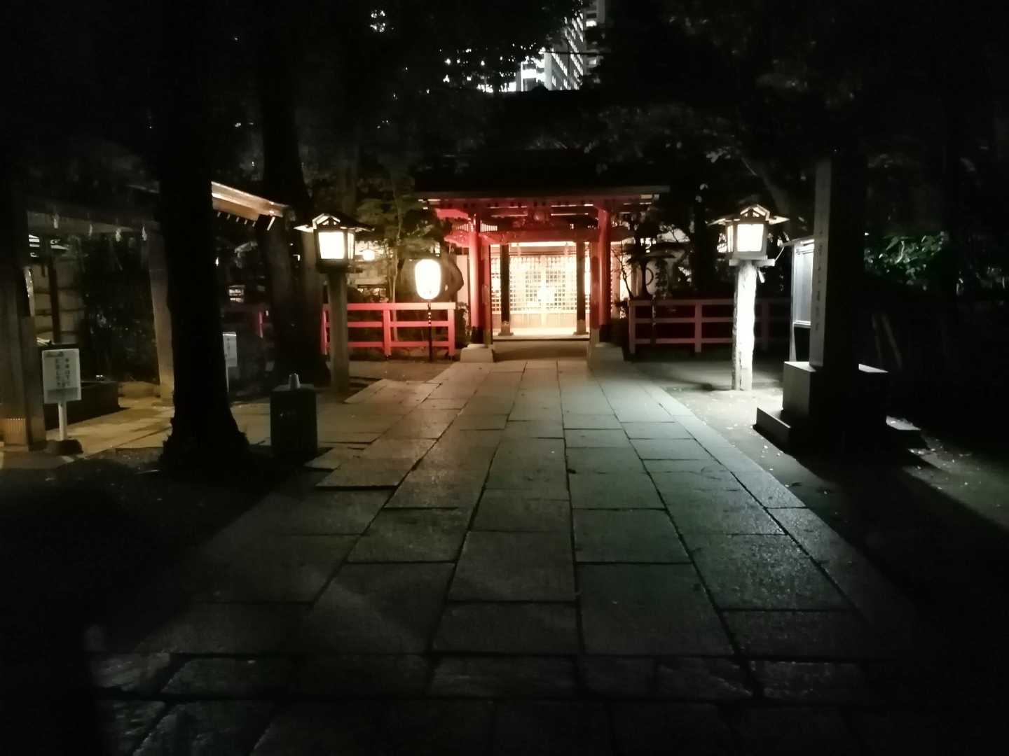そこそこ急な石段を登った先に愛宕神社があるのですが、仕事終わりっぽい男性が途切れずに御参りに来ていました。
皆様の上に祝福がありますように😌