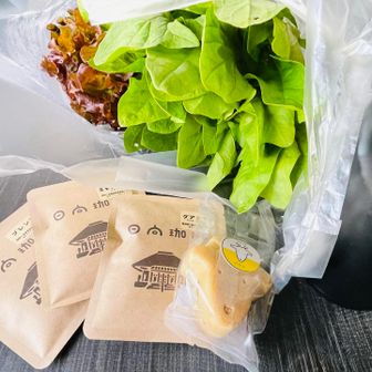 登ってないけどもう休憩🥪。朝摘みの野菜も買っちゃいました🤭　2種類入って100円。