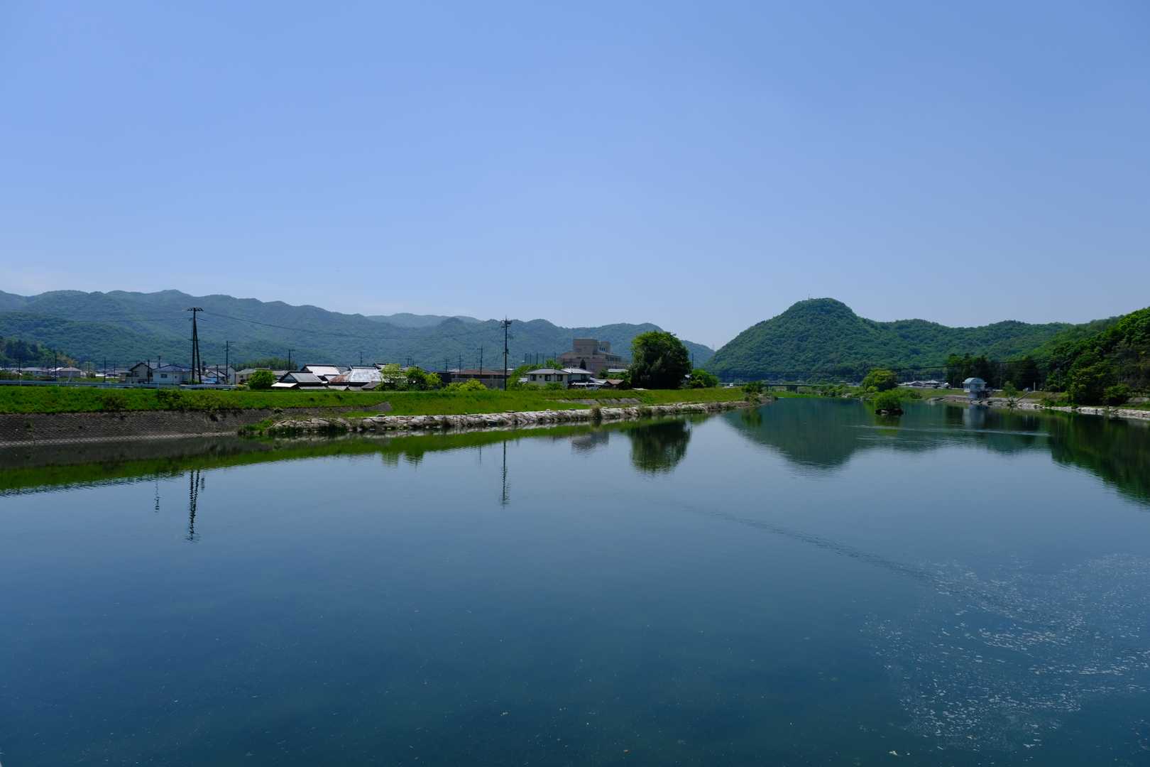 そののち、墓地を抜けて麓の中学校の裏手に出たら下山完了。あとは車道を歩いて『和気駅』へ向かう。写真は川に架かる橋梁から『和気駅』方面を撮影した景色。
