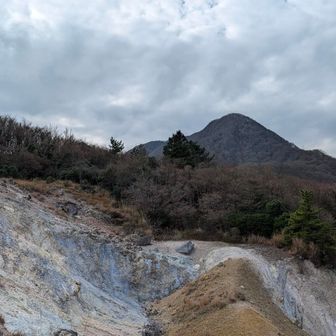 硫黄の匂いがプンプン
奥に内山?と思ってたのが実は偽ピークだった！