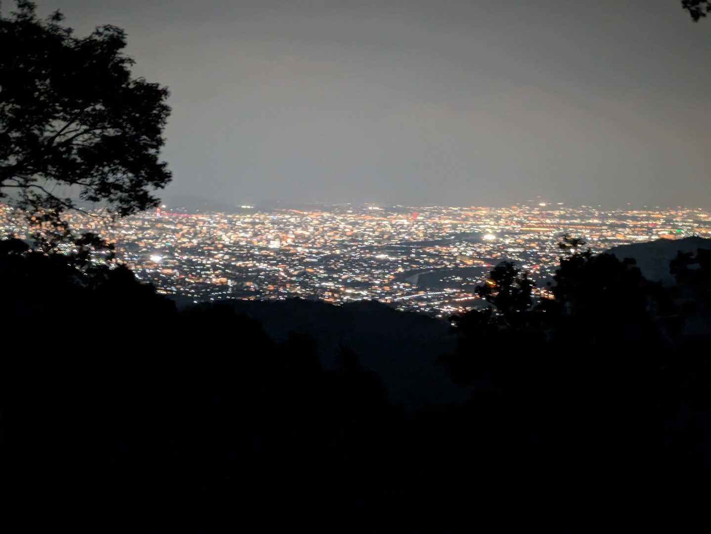 京都市内の夜景、
遠くに京都タワーが見えます。