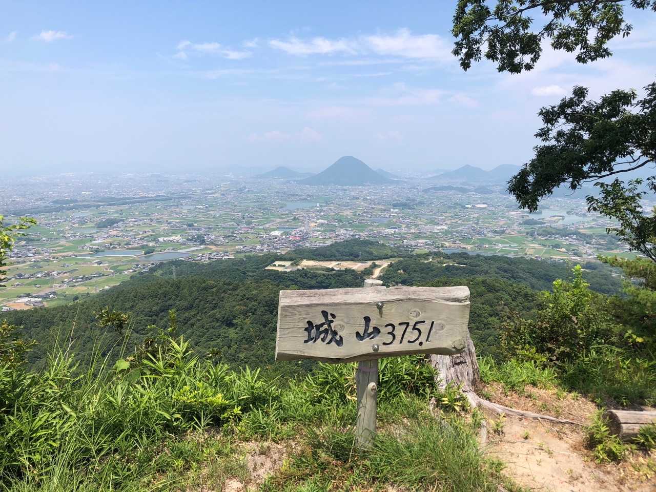 登ったー♡
いろんな山が見える⛰٩(*´︶`*)۶
あまりにも暑すぎてかき氷かガリガリくんが食べたくなる私🍧結局食べずに後悔なう💧
