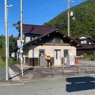 駐車場横の国道を渡った所にあるトイレ