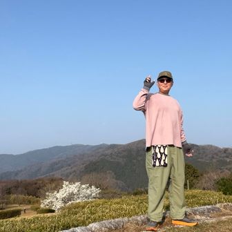 春色コーデで。
ここから奥に映る宝篋山方面へ。