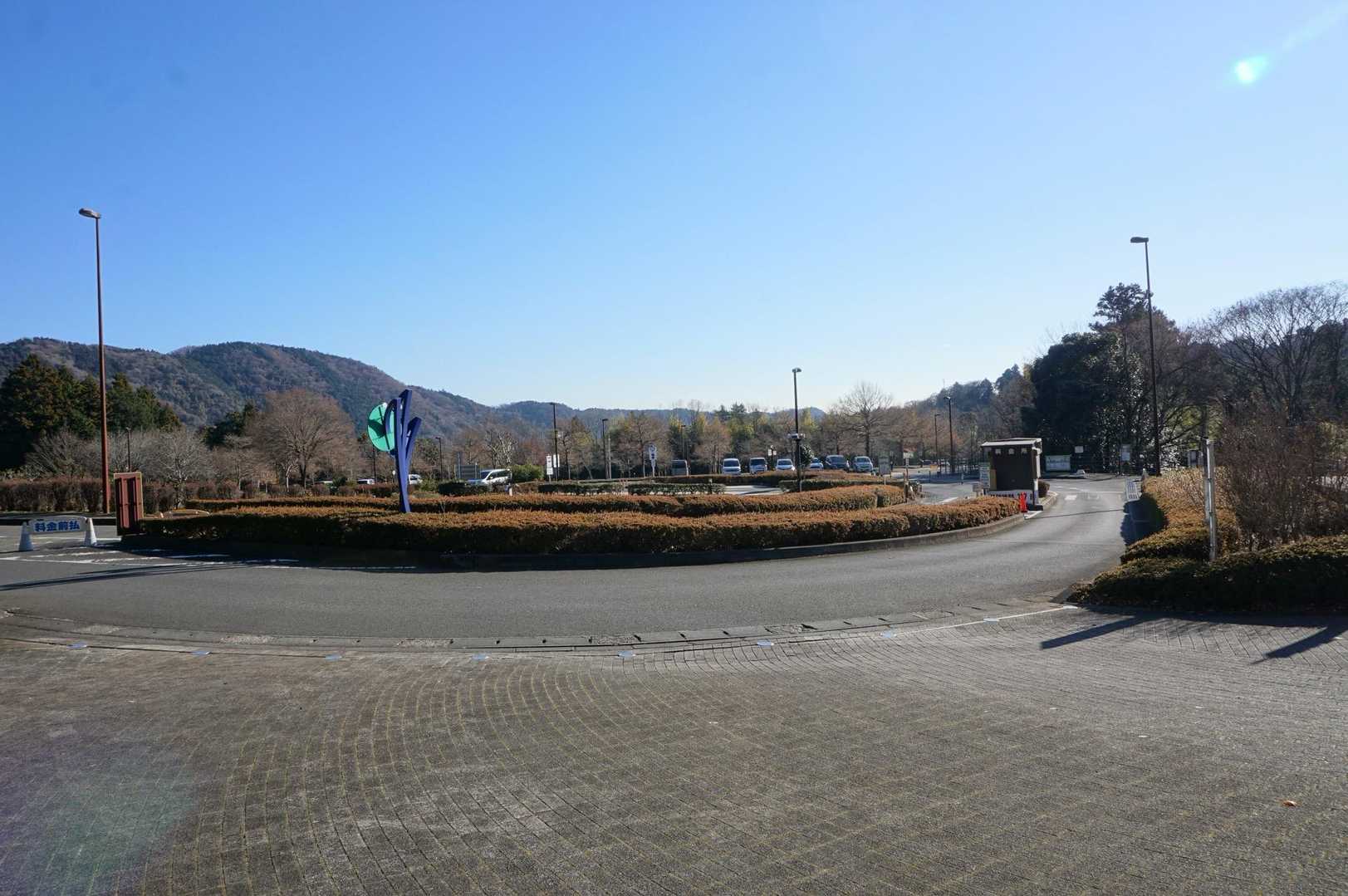 会社に行くよりゆっくりして家を出てもこの時間で登山口に着ける。
あいかわ公園と言う宮ヶ瀬ダムサイトにある公園である。