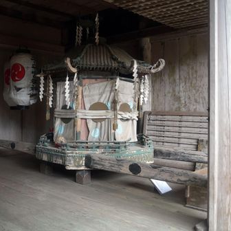 黒漆金銅装神輿
現在行われ祭りでは、この神輿のレプリカが曳行される