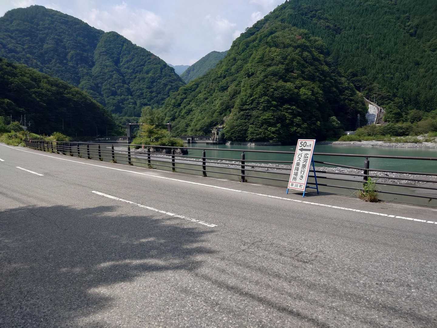 何とか駐車場まで戻って来ました。
この後、奈良田温泉 女帝の湯で汗を流しました。珍しいヌルヌル系の温泉でした。
